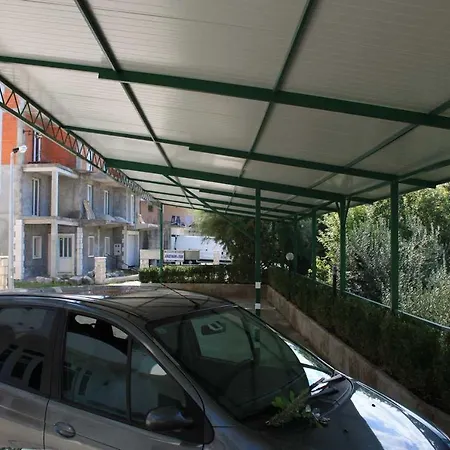Dvor * Omiš